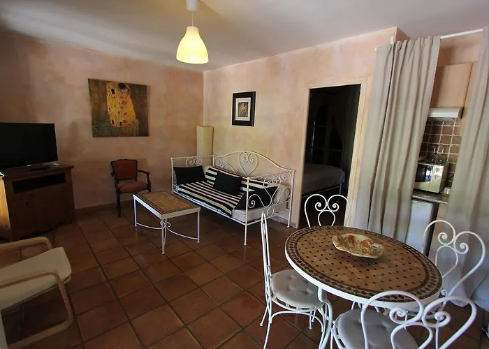 La Bastide Anne Гостьовий будинок *